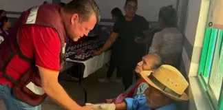 Edgar Inzunza acerca servicios de salud y apoyos sociales a familias de Vistha