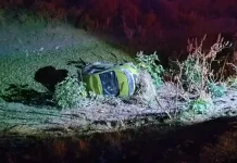 Vehículo termina sobre canal la carretera La Llave – La Valla; el conductor huyó del lugar