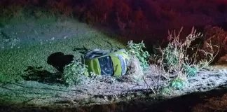 Vehículo termina sobre canal la carretera La Llave – La Valla; el conductor huyó del lugar