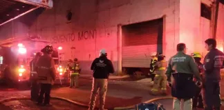 Incendio a interior de bodega alerta a servicios de emergencia