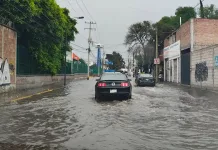 Lluvia atípica y granizo causan caos vial en San Juan del Río
