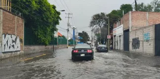 Lluvia atípica y granizo causan caos vial en San Juan del Río