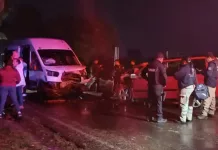 Conductor presuntamente ebrio provoca choque contra transporte de personal