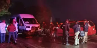 Conductor presuntamente ebrio provoca choque contra transporte de personal