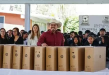 Entrega Beto Nava equipos de cómputo a estudiantes de Epigmenio González