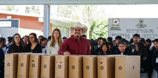 Entrega Beto Nava equipos de cómputo a estudiantes de Epigmenio González