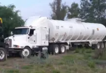 Aseguran pipa conectada a toma clandestina en San Juan del Río