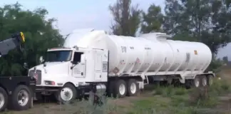 Aseguran pipa conectada a toma clandestina en San Juan del Río
