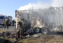 Fuerte incendio consume remolque en la 57; paso vehicular quedó bloqueado