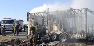 Fuerte incendio consume remolque en la 57; paso vehicular quedó bloqueado
