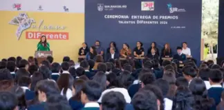 Entrega Gina Sánchez computadoras a ganadores de la Convocatoria Talento DIFerente CONALEP