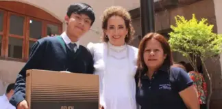 Realiza la diputada Adriana Meza entrega de equipos de computo en SJR