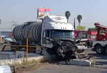 Fuerte choque de pipa provoca derrame de combustible en Pedro Escobedo