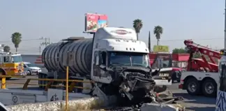 Fuerte choque de pipa provoca derrame de combustible en Pedro Escobedo
