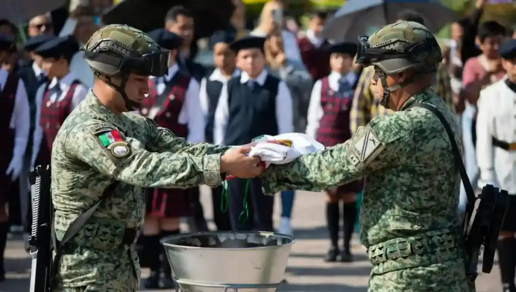 Durante el evento, en el que fueron abanderadas nueve Escoltas, se explicó que las Banderas son incineradas al cumplir su ciclo.
