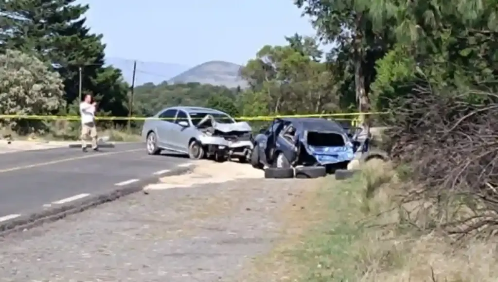 El percance ocurrió cuando dos vehículos particulares colisionaron de frente a alta velocidad.