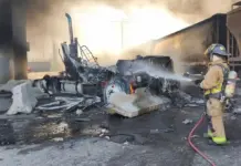 Choque entre tren y pipa deja dos muertos y un herido de gravedad.