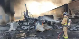 Choque entre tren y pipa deja dos muertos y un herido de gravedad.