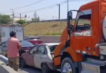 Pipa embiste autos detenidos por el tren en San Juan del Río: solo daños materiales