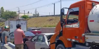 Pipa embiste autos detenidos por el tren en San Juan del Río: solo daños materiales
