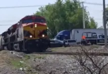 Brutal impacto: Conductora intenta ganarle el paso al tren en SJR