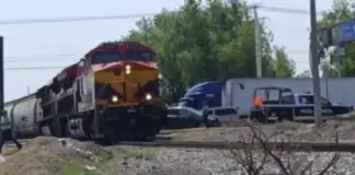 Brutal impacto: Conductora intenta ganarle el paso al tren en SJR