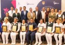 Roberto Cabrera entrega 18 reconocimientos a personal de enfermería de instituciones de salud