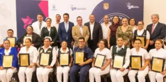 Roberto Cabrera entrega 18 reconocimientos a personal de enfermería de instituciones de salud