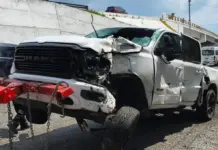 Volcadura en la 57: Salen ilesas dos personas tras chocar contra barrera