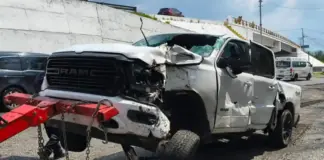 Volcadura en la 57: Salen ilesas dos personas tras chocar contra barrera