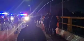 Policía de San Juan del Río evita tragedia en el puente del Barrio de la Cruz