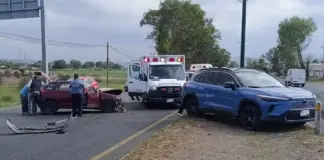 Aparatoso choque deja cinco personas lesionadas en la 120