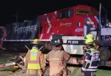 Tren embiste a tráiler tras quedar atorado en las vías; despliegan operativo antirrobo