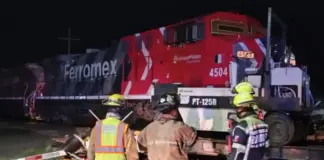 Tren embiste a tráiler tras quedar atorado en las vías; despliegan operativo antirrobo