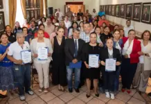Roberto Cabrera entrega reconocimientos a Comités de Contraloría Social