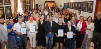 Roberto Cabrera entrega reconocimientos a Comités de Contraloría Social
