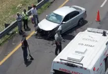 Fuerte choque entre auto y tráiler provoca caos vial en la Carretera 57