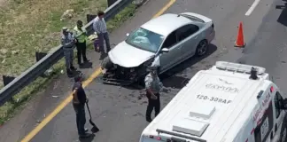 Fuerte choque entre auto y tráiler provoca caos vial en la Carretera 57