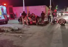 Motociclista resulta lesionado tras ser impactado por un vehículo