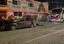 Falla mecánica provoca choque múltiple de transporte de personal
