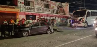 Falla mecánica provoca choque múltiple de transporte de personal
