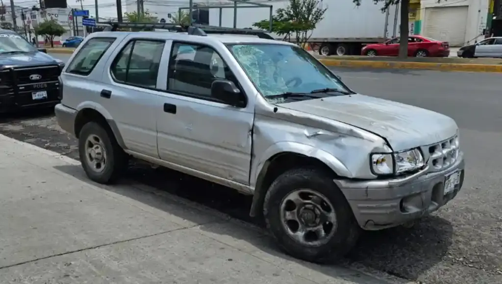 Una mujer motociclista resultó con lesiones de gravedad tras ser impactada y proyectada varios metros por una camioneta.