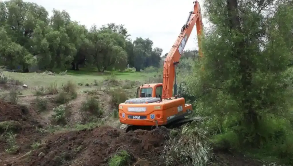 En el Barrio de La Cruz, la Comisión Estatal de Infraestructura, con apoyo de maquinaria, retira materiales del cauce del río para dar fluidez al agua y prevenir contingencias.