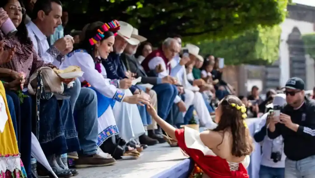 La síndica del Ayuntamiento de San Juan del Río, Rosalba Ruiz Ramos, colocó el sombrero a la ganadora del certamen, cuyo segundo y tercer lugar fueron para Paso de Mata y Santa Matilde.