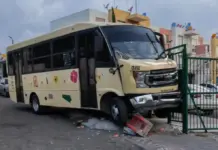 Unidad de transporte público se desengrana y choca contra zaguán