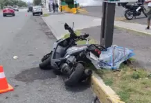 Camioneta embiste a motociclista tras pasarse el alto