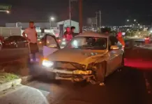 Brutal choque deja tres lesionados y destroza infraestructura en SJR