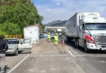 Se desprende caja seca de tráiler e impacta a vehículo en la 57