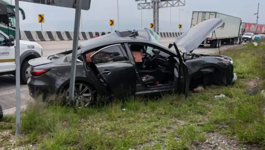 La conductora del automóvil gris perdió el control de su unidad en el "Cerro Partido", impactó a la pesada unidad y terminó llantas arriba rumbo a Querétaro.