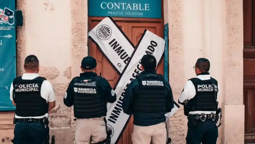 Sinergia ejecuta cateo en el Centro de Querétaro, por investigación de usurpación de funciones públicas; cuatro personas fueron detenidas